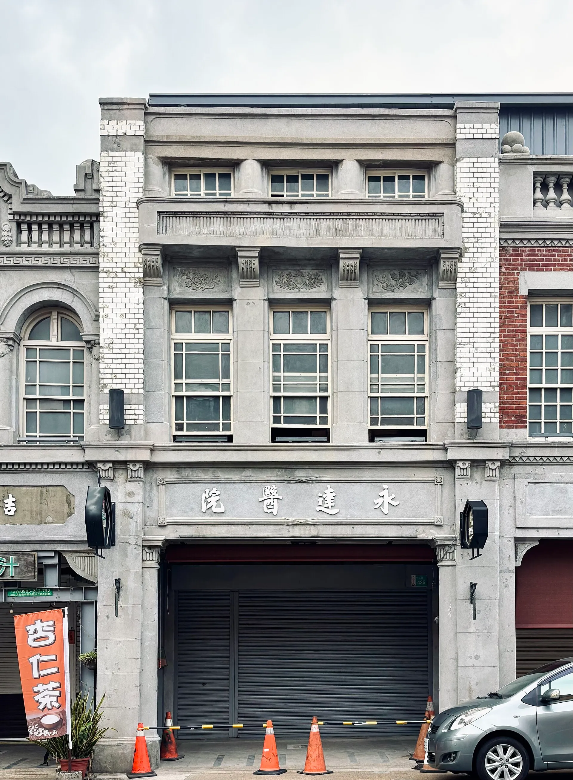 新化老街街屋立面細節：花草與幾何泥塑